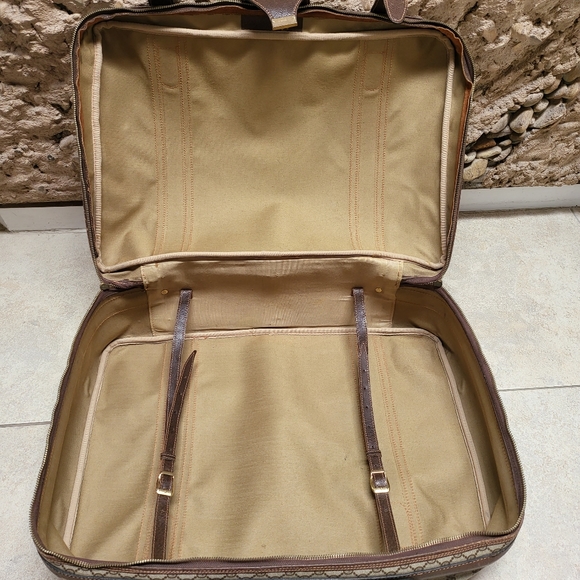 GUCCI Vintage Web GG Monogram Pattern
Who will be lucky to score this deal? - Picture 5 of 12